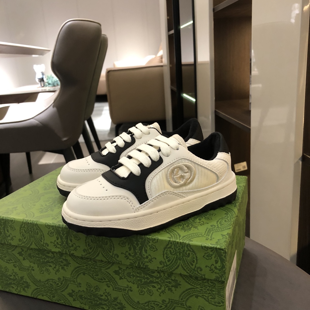 Children's shoes child